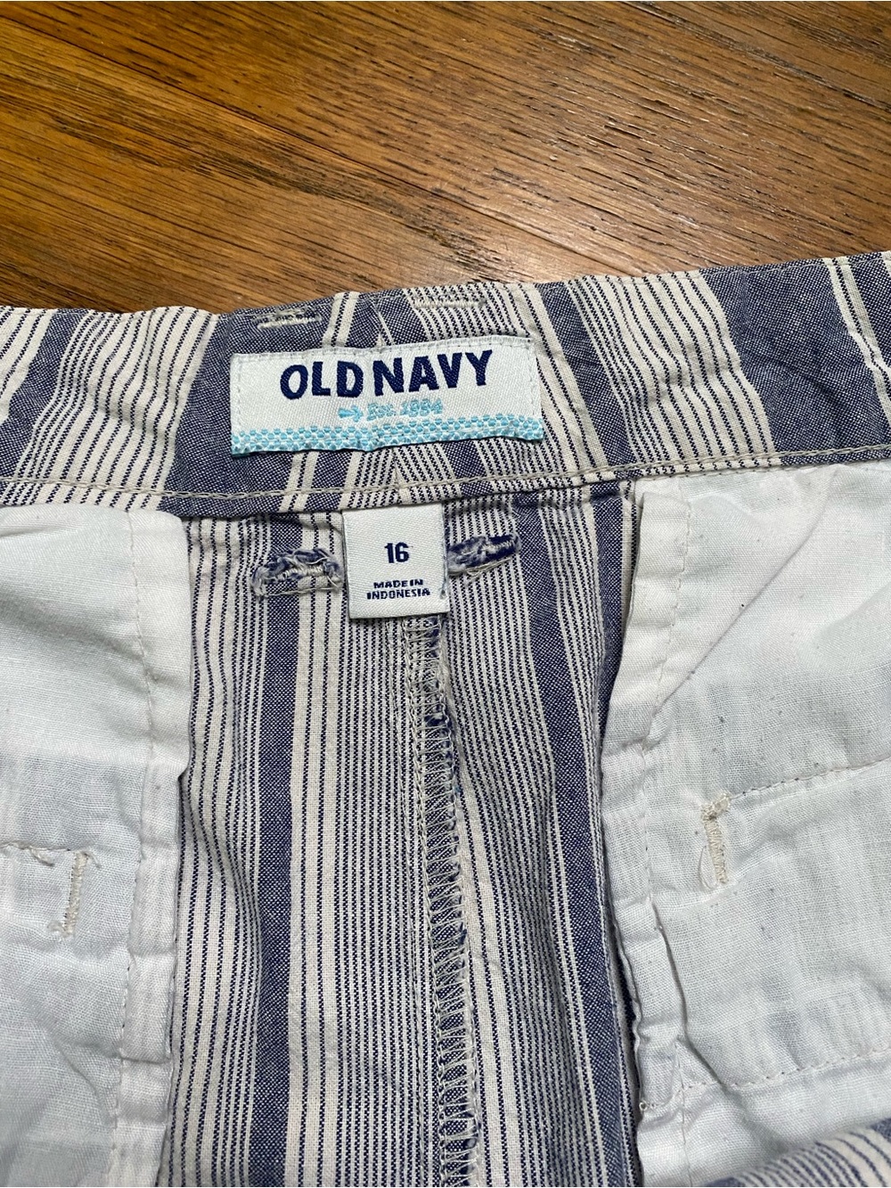Old Navy Blue & White Striped Cotton Cuffed Shorts Women’s Size 16 - Picture 4 of 8